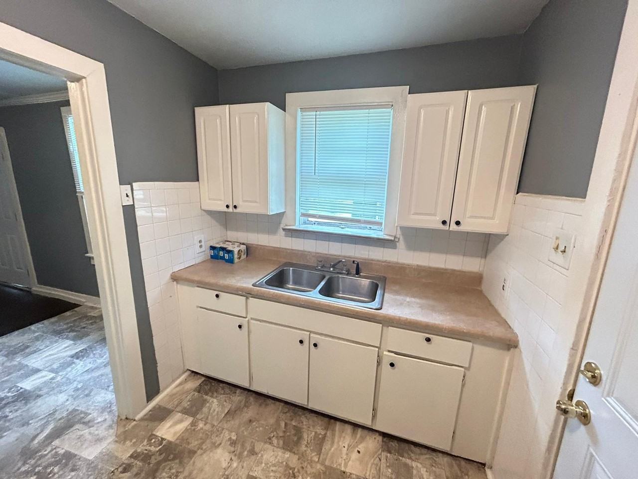 2718 Windsor Pkwy - Photo 2 of 11