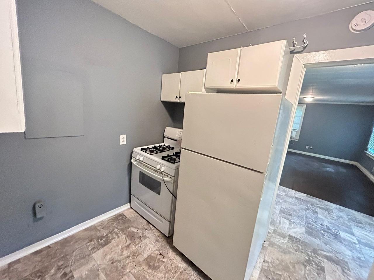 2718 Windsor Pkwy - Photo 3 of 11