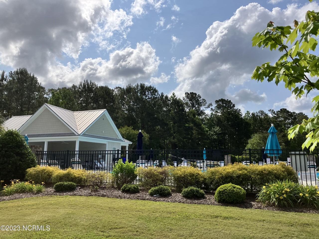 8223 Paramount Pt - Photo 3 of 27