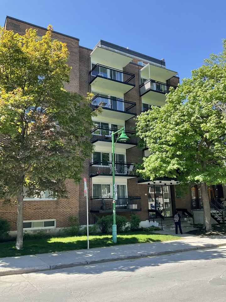1295 Avenue Lajoie #204