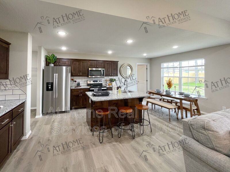 301 E Rosalie St - Photo 2 of 7