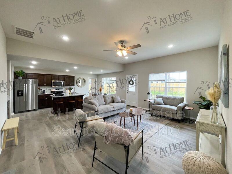 301 E Rosalie St - Photo 3 of 7