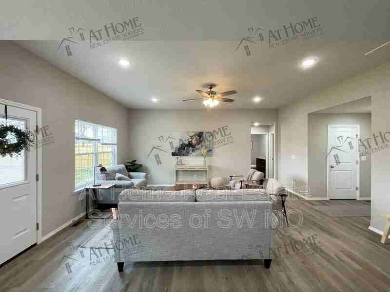 301 E Rosalie St - Photo 5 of 7