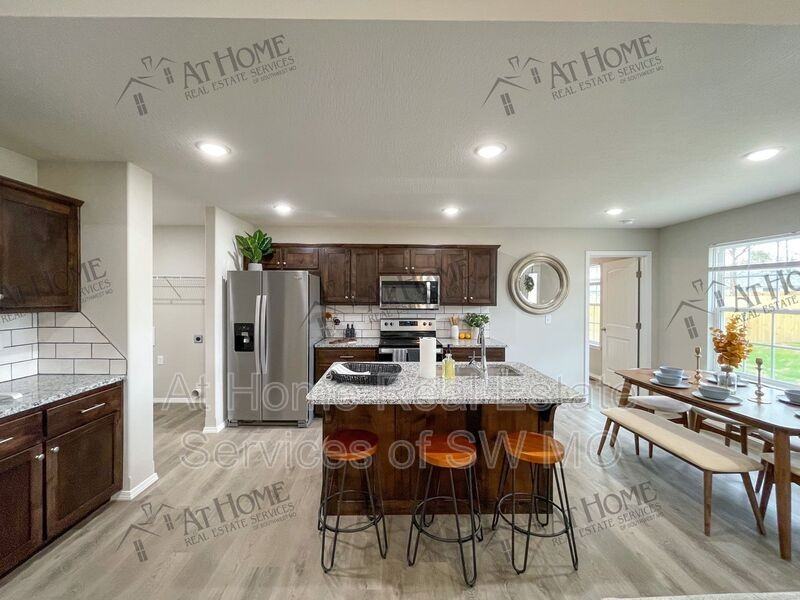 301 E Rosalie St - Photo 7 of 7