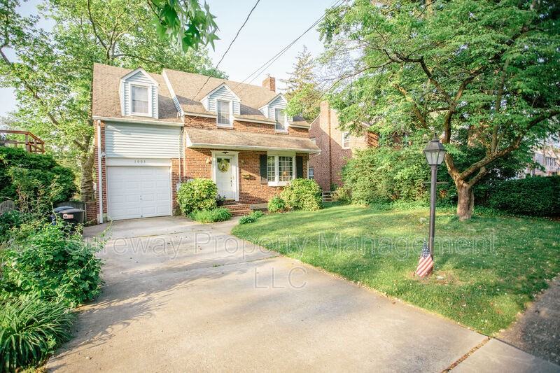 1003 Emerald Ave - Photo 2 of 35