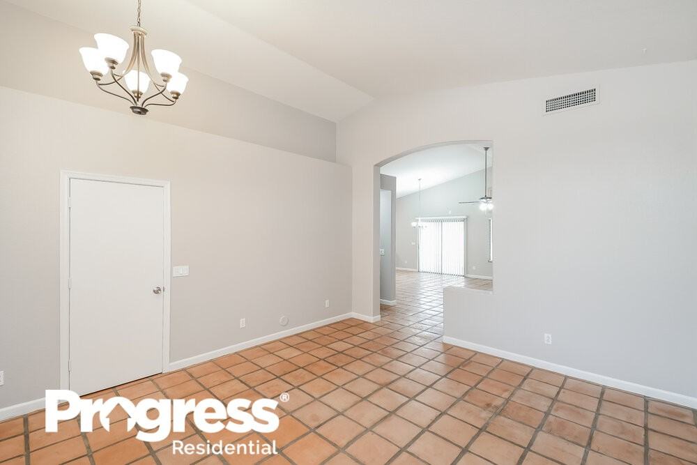 6102 S Ashley Dr - Photo 3 of 21