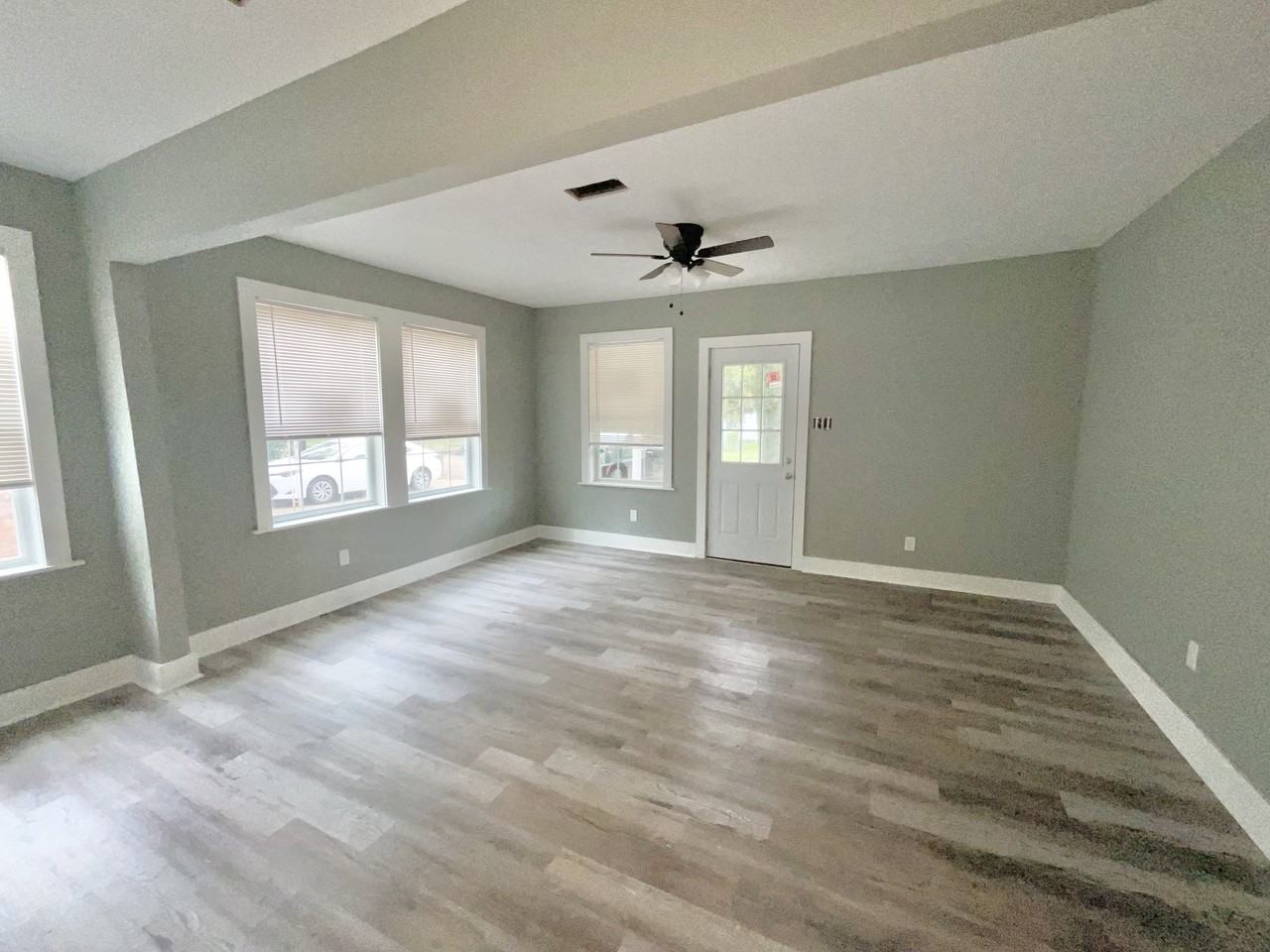 3222 Laurel St - Photo 2 of 12