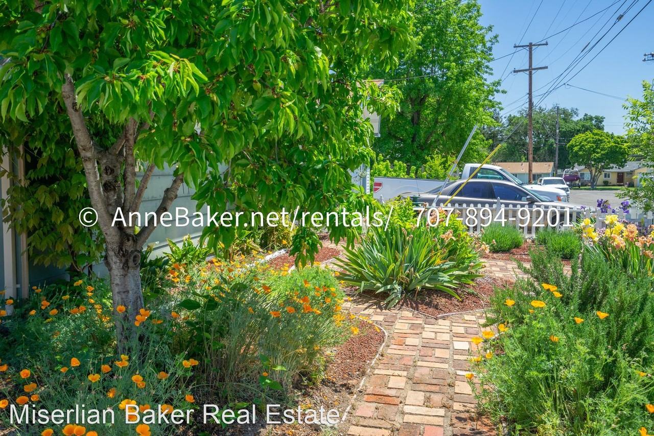 320 Josephine Dr - Photo 3 of 24