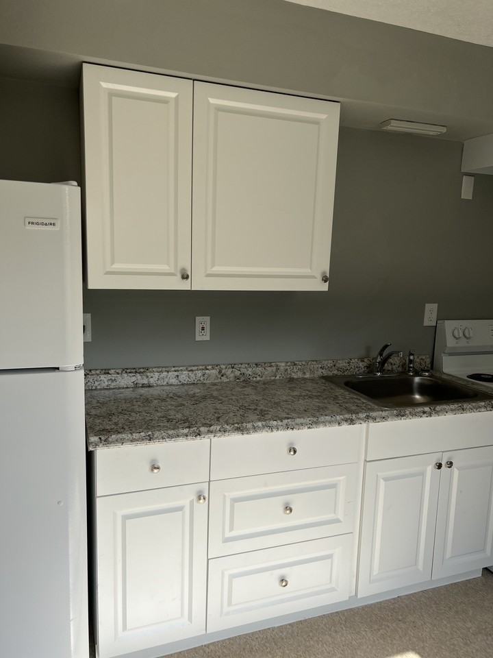 529 20th St W #D - Photo 3 of 7