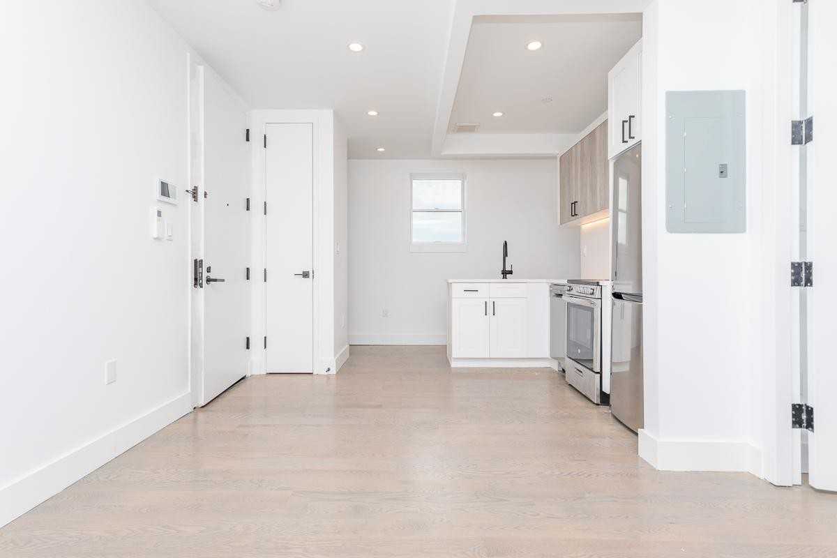 282 E 32nd St #3B - Photo 6 of 19