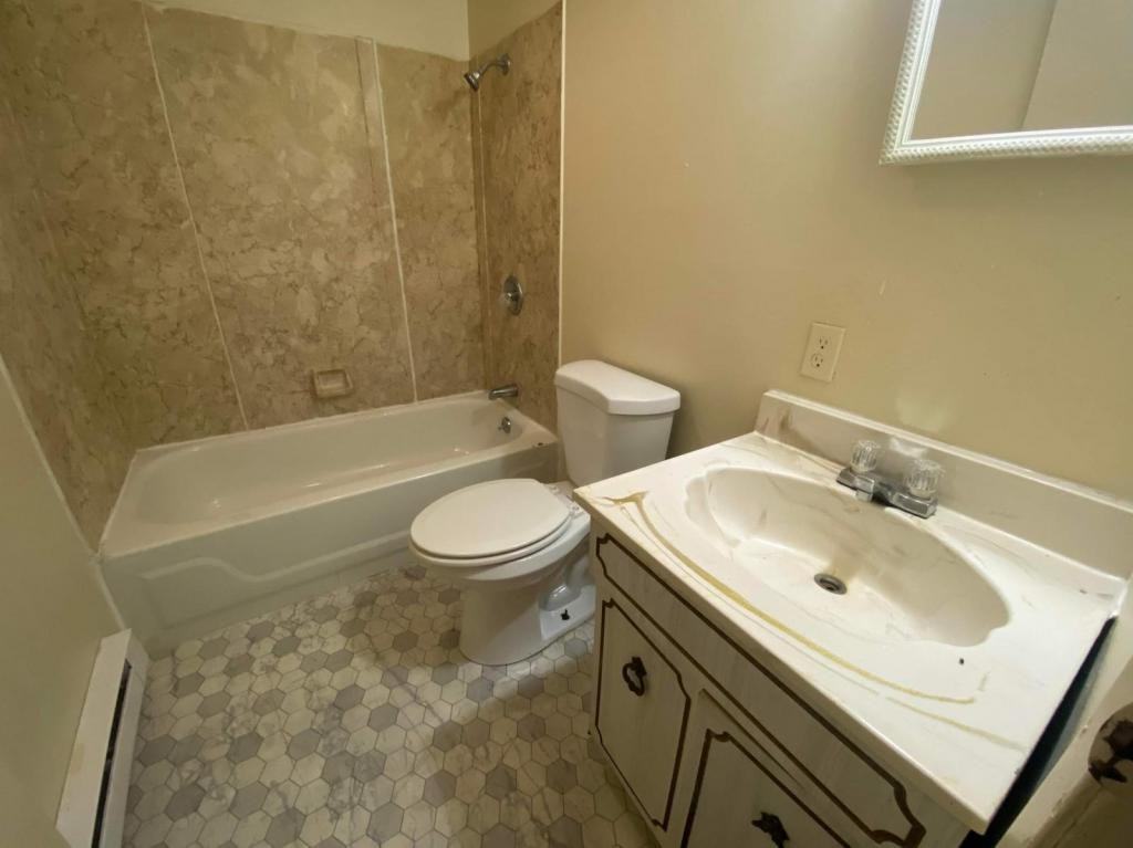 822 Oswego st Utica NY 13502 apt 3 - Photo 2 of 4