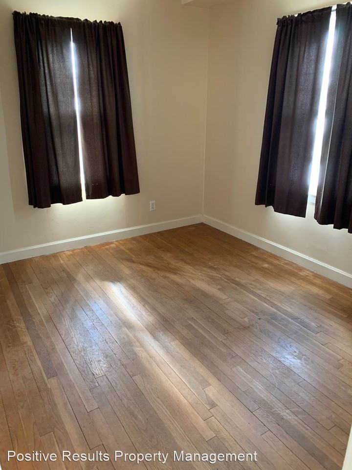 1736 Macarthur Dr - Photo 2 of 15