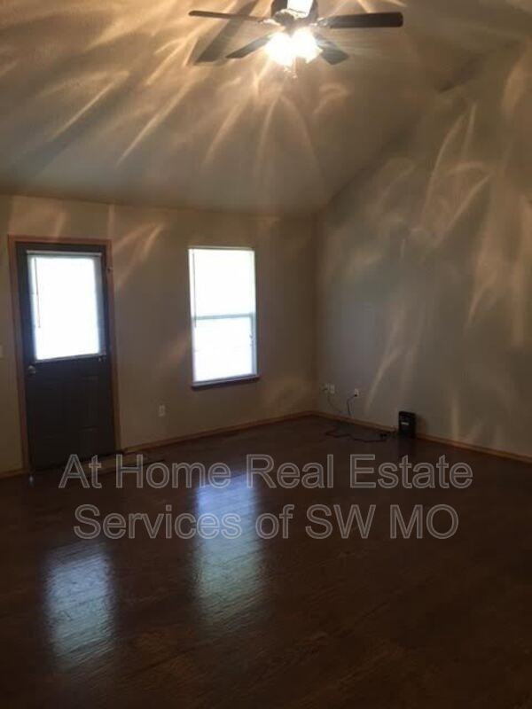 1262 N Northwood Ave - Photo 2 of 9