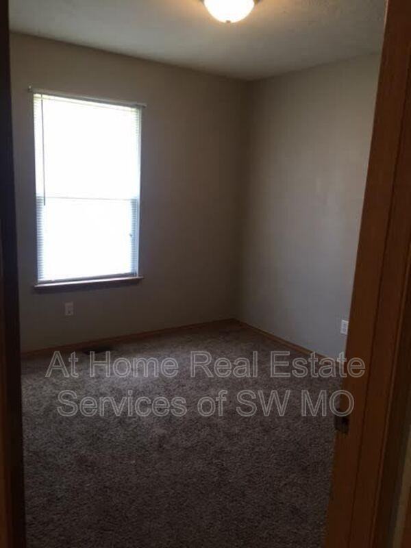 1262 N Northwood Ave - Photo 3 of 9