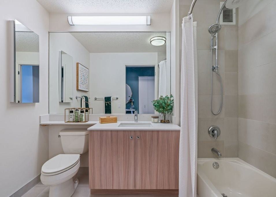 North Kingsbury & Grand - Photo 4 of 15