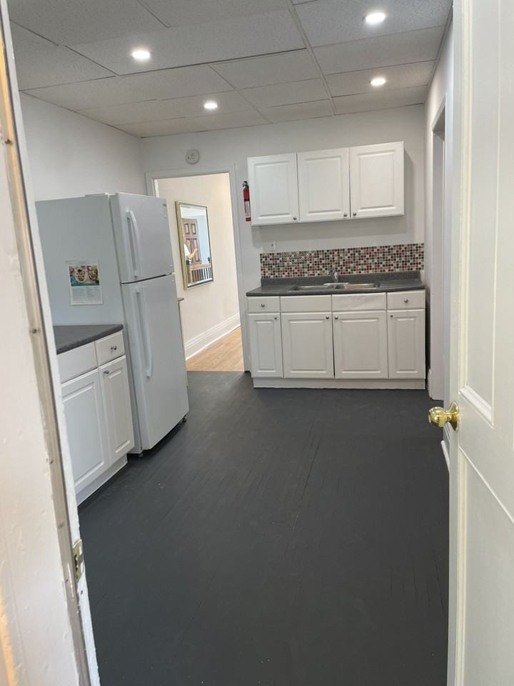 817 Bloor Street West - Photo 7 of 10
