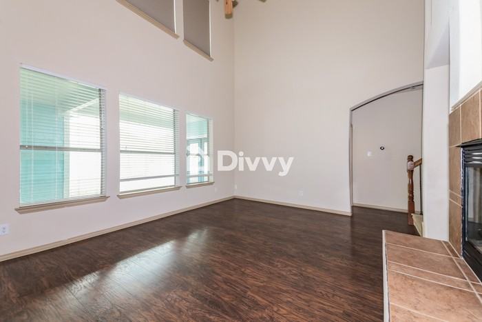 1516 Carriage Ln - Photo 3 of 16