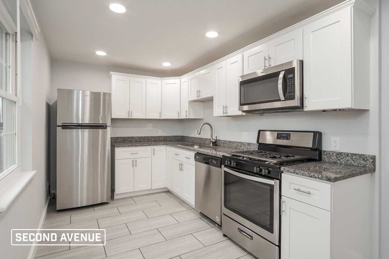 321 Auburn St - Photo 3 of 17