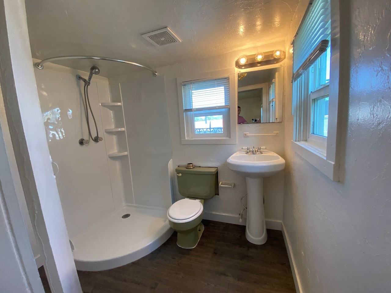 29 Ne Baker St - Photo 2 of 7