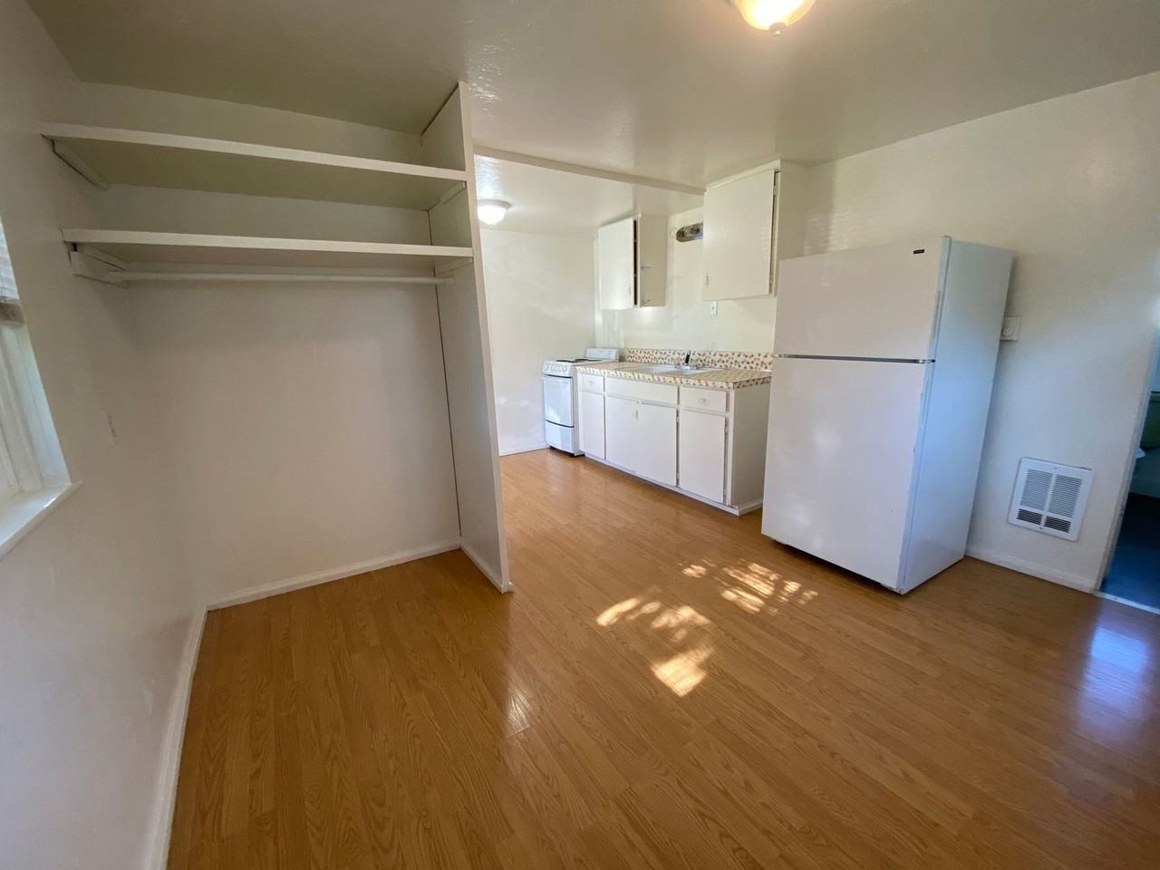 29 Ne Baker St - Photo 3 of 7