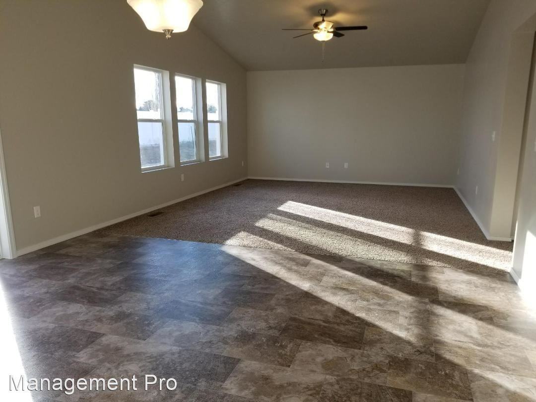 1014 S Red Sand Ave - Photo 2 of 32