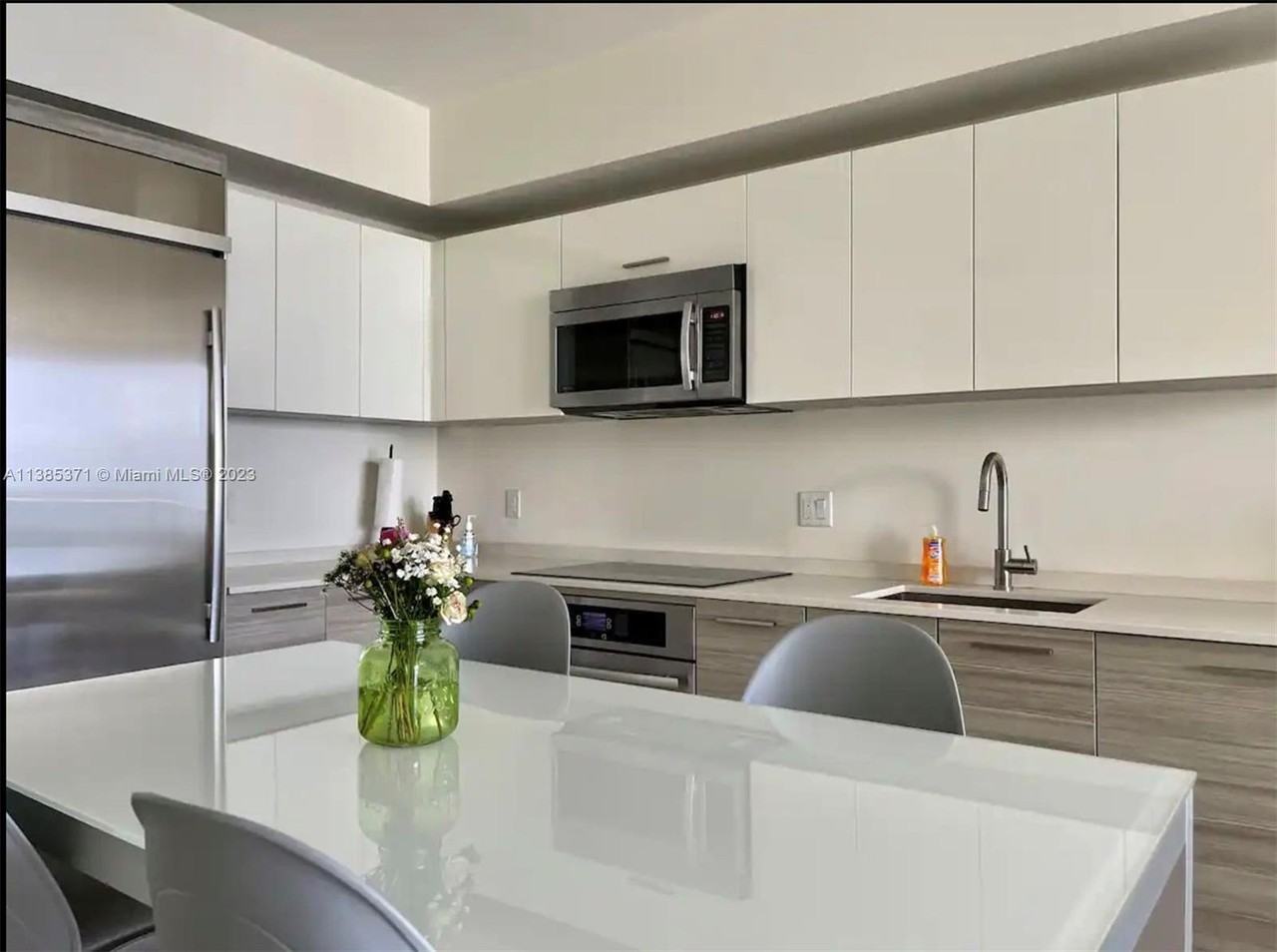 1300 Brickell Bay Dr #2707 - Photo 3 of 8