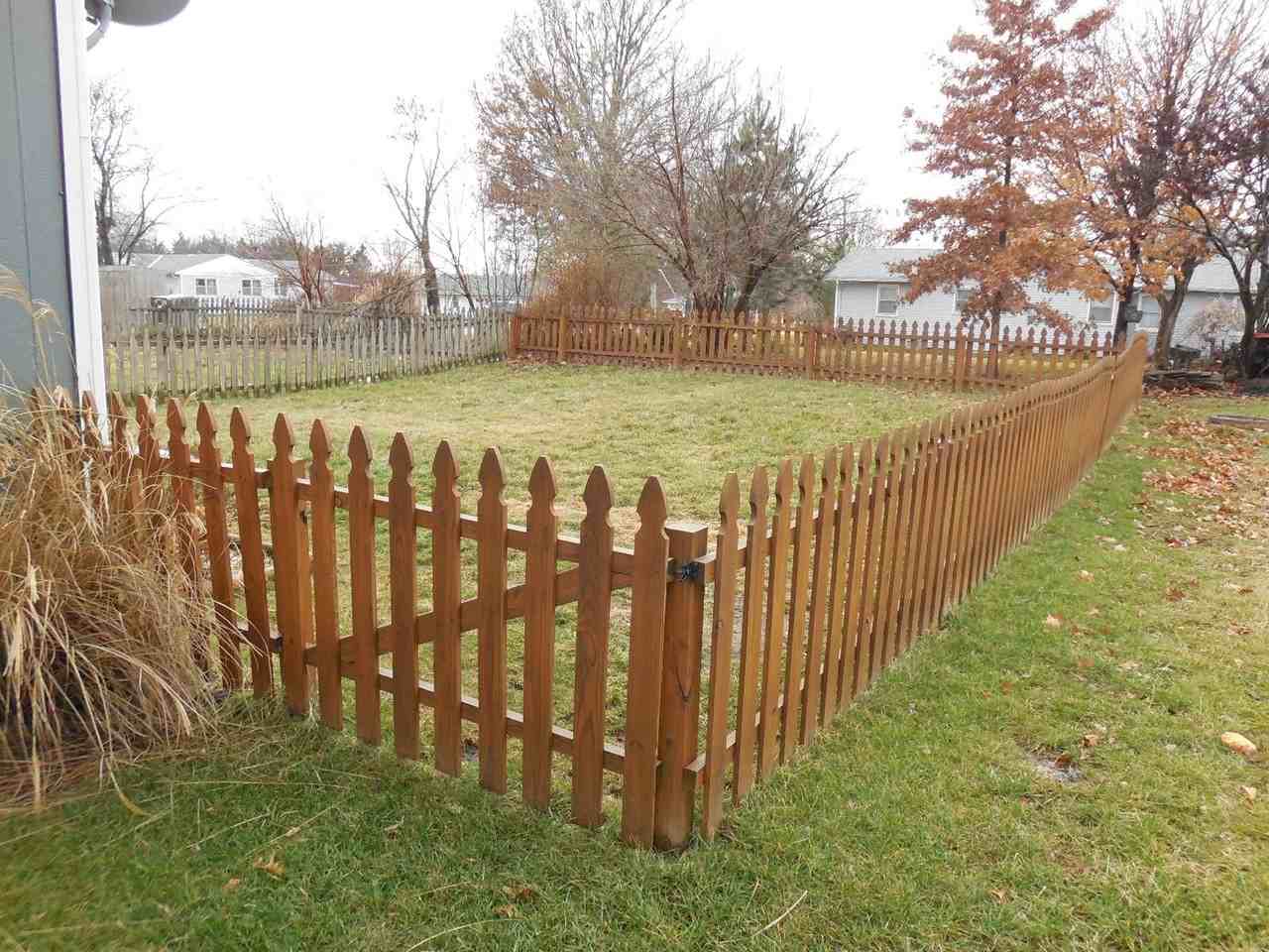 2333 Surrey Dr - Photo 2 of 8