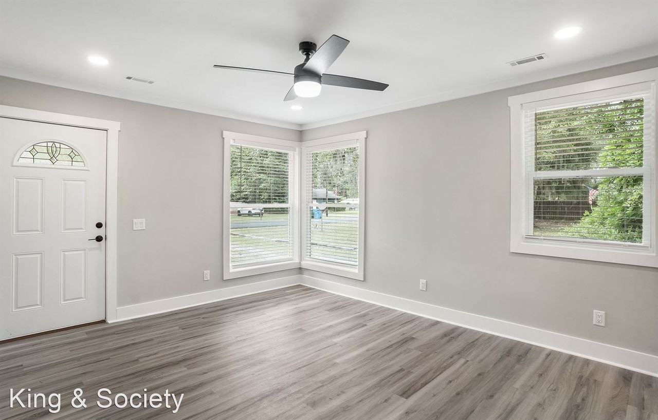 1810 Battery Park Dr - Photo 3 of 27