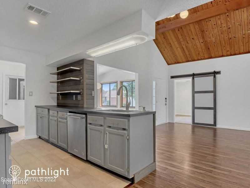 2515 Longwood Ct - Photo 2 of 15