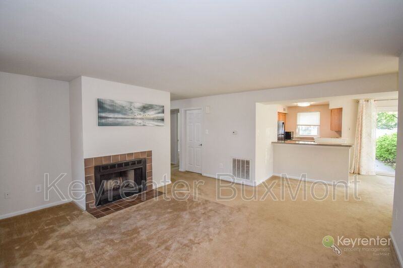 653A Rose Hollow Dr - Photo 2 of 18