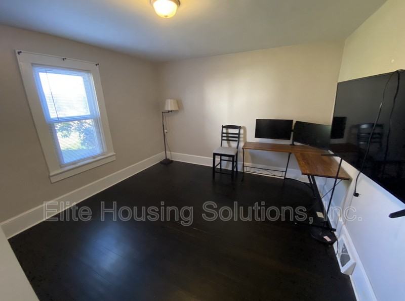 205 Country Ln - Photo 3 of 33