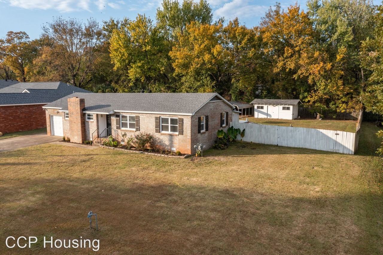2921 Savannah St - Photo 2 of 9