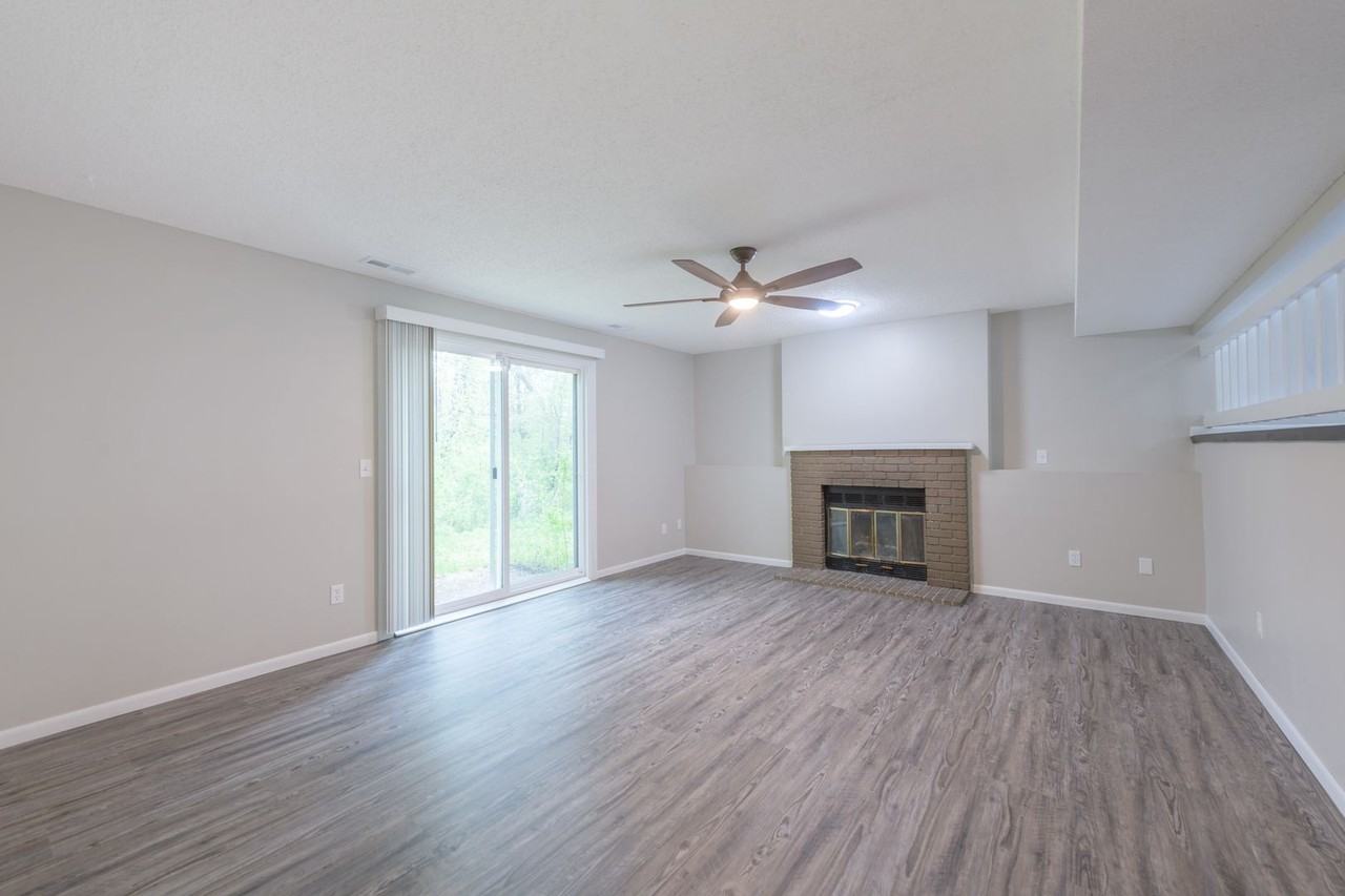 1385 Knoll Dr - Photo 3 of 33