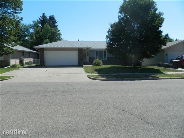 1735 NE Bismarck, ND - Why rent a duplex? - Photo 3 of 37