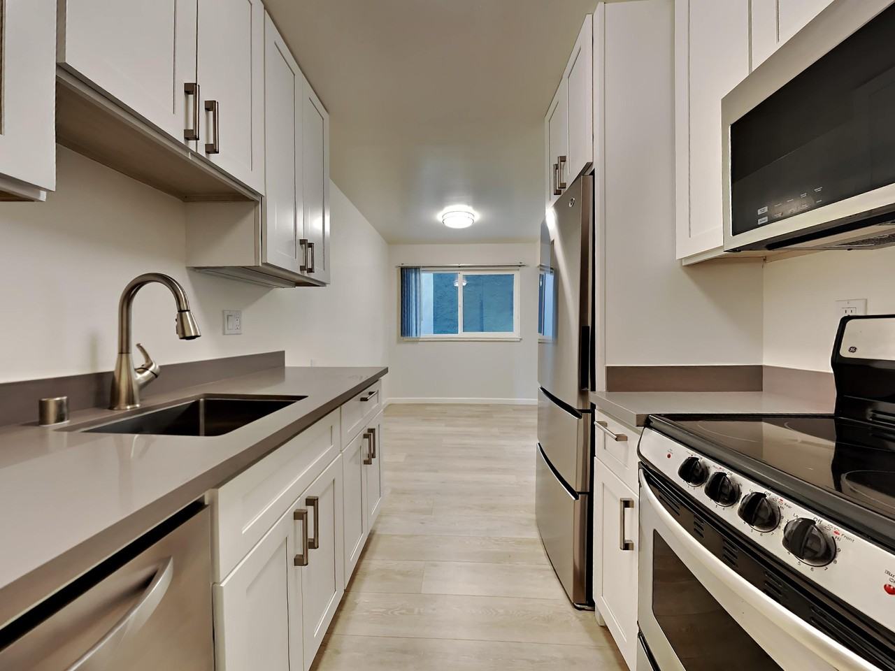 350 Newton - Photo 4 of 18