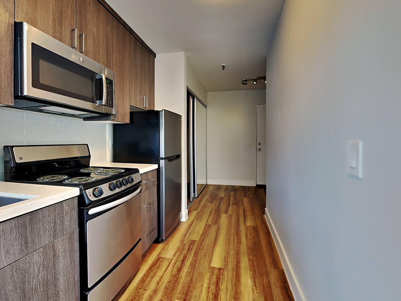 425 E 18th St - Photo 5 of 14