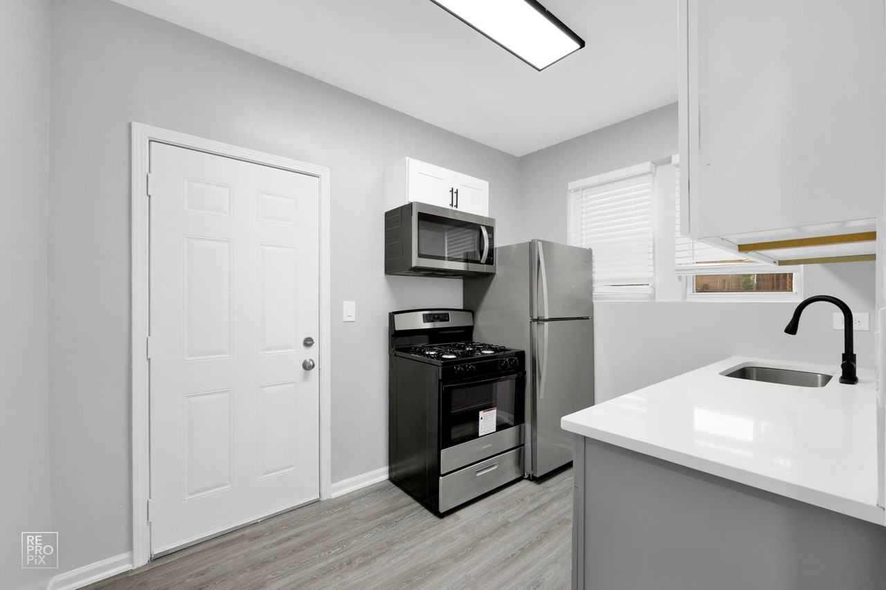 7028 S Clyde - Photo 2 of 17