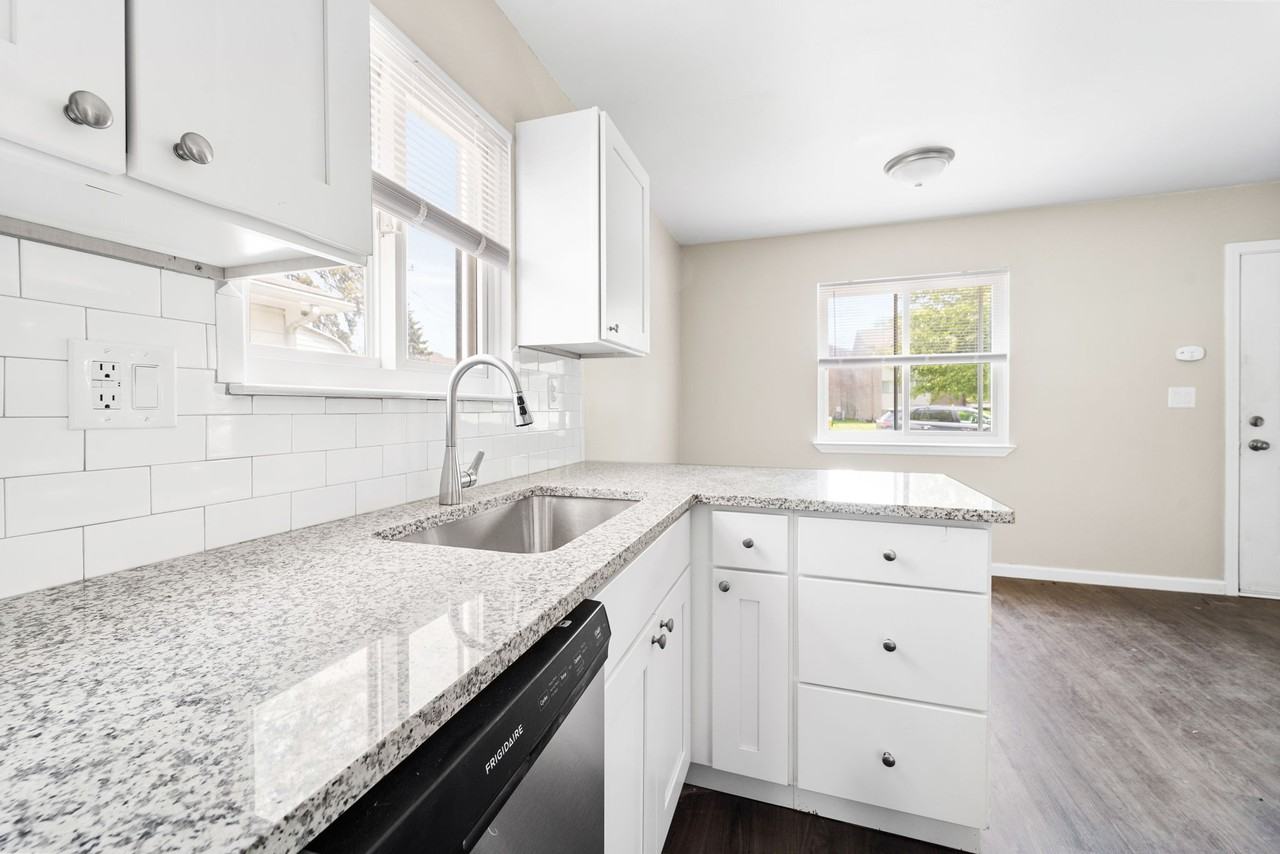 422 S Farmington Rd #1 - Photo 3 of 13