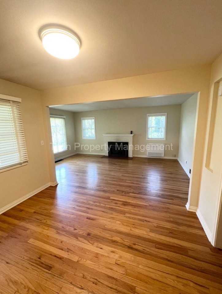 5540 Southwest Vermont Street - Photo 3 of 20