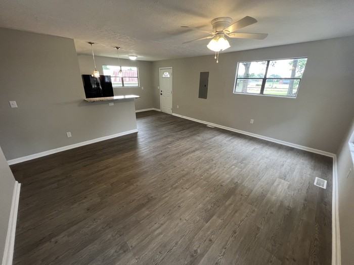 724 Lanford Rd - Photo 2 of 14