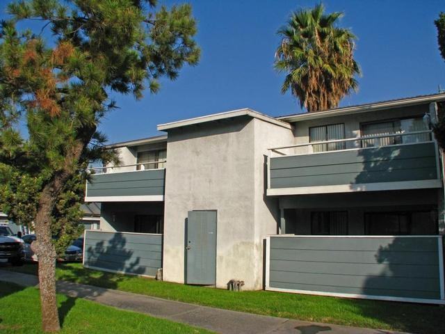925 S Riverside Ave - Photo 4 of 34