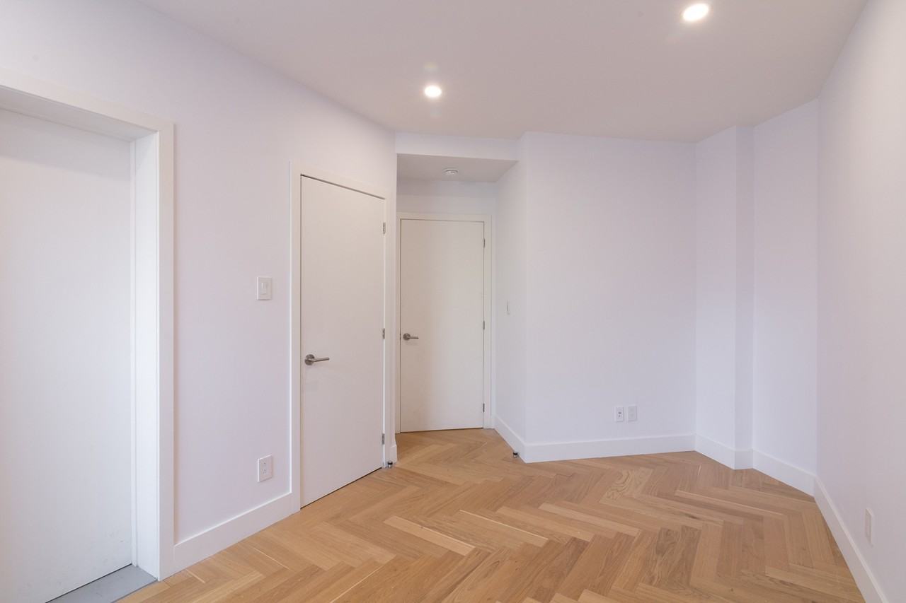 5530 Cote Saint-Luc Road - Photo 3 of 34