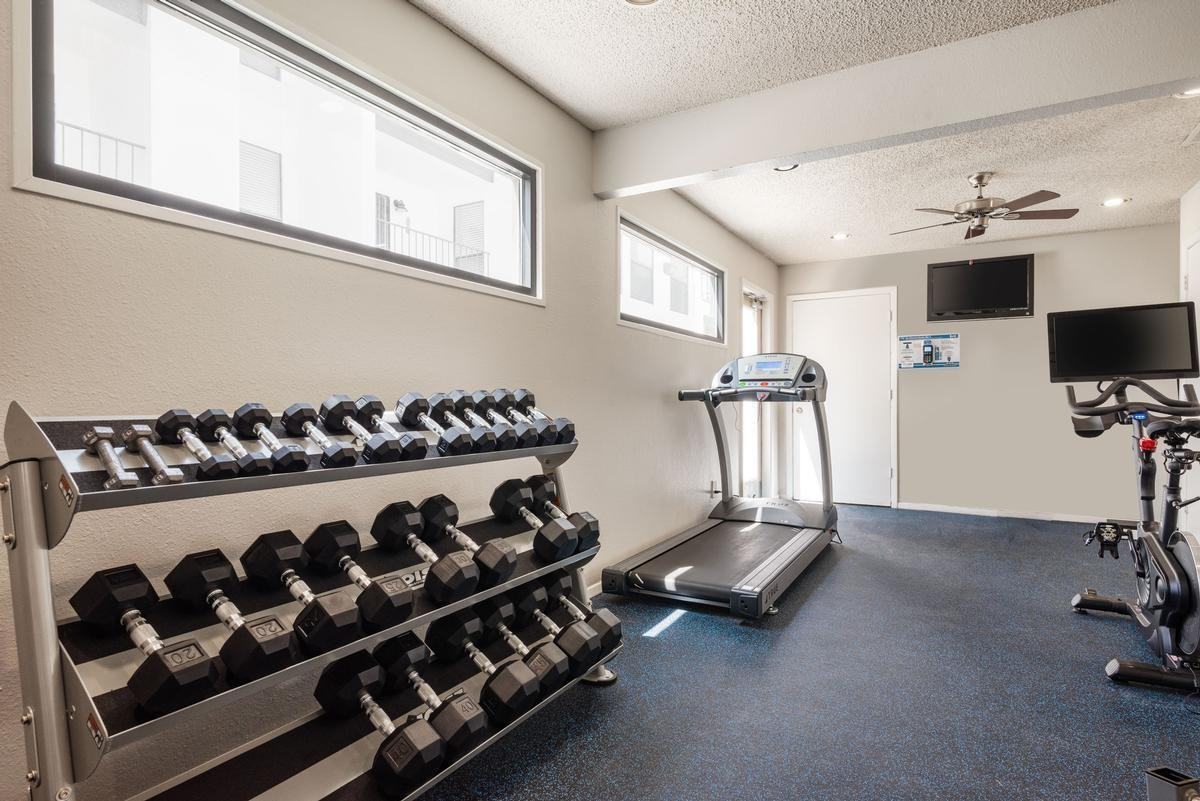 611 Lead Ave Sw - Photo 4 of 14