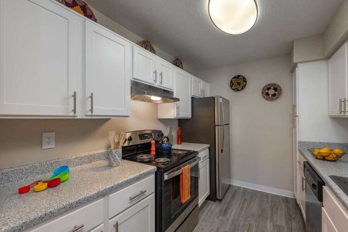 611 Lead Ave Sw - Photo 2 of 14