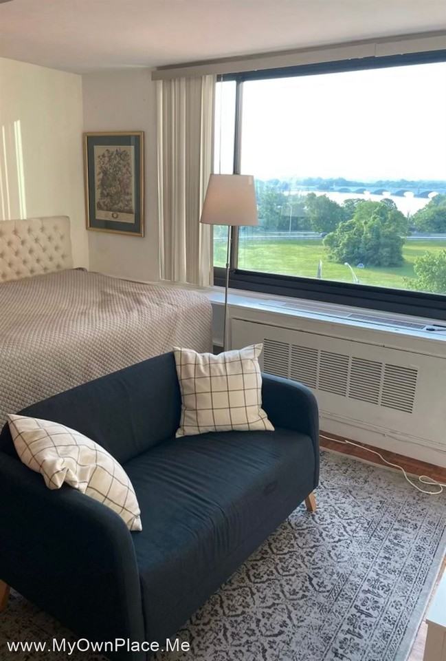 1011 Arlington Blvd - Photo 3 of 11