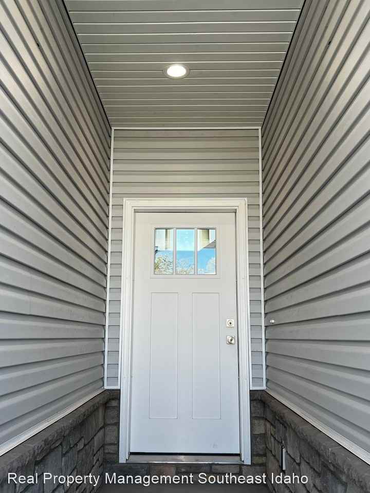 10649 N 36th E - Photo 3 of 27