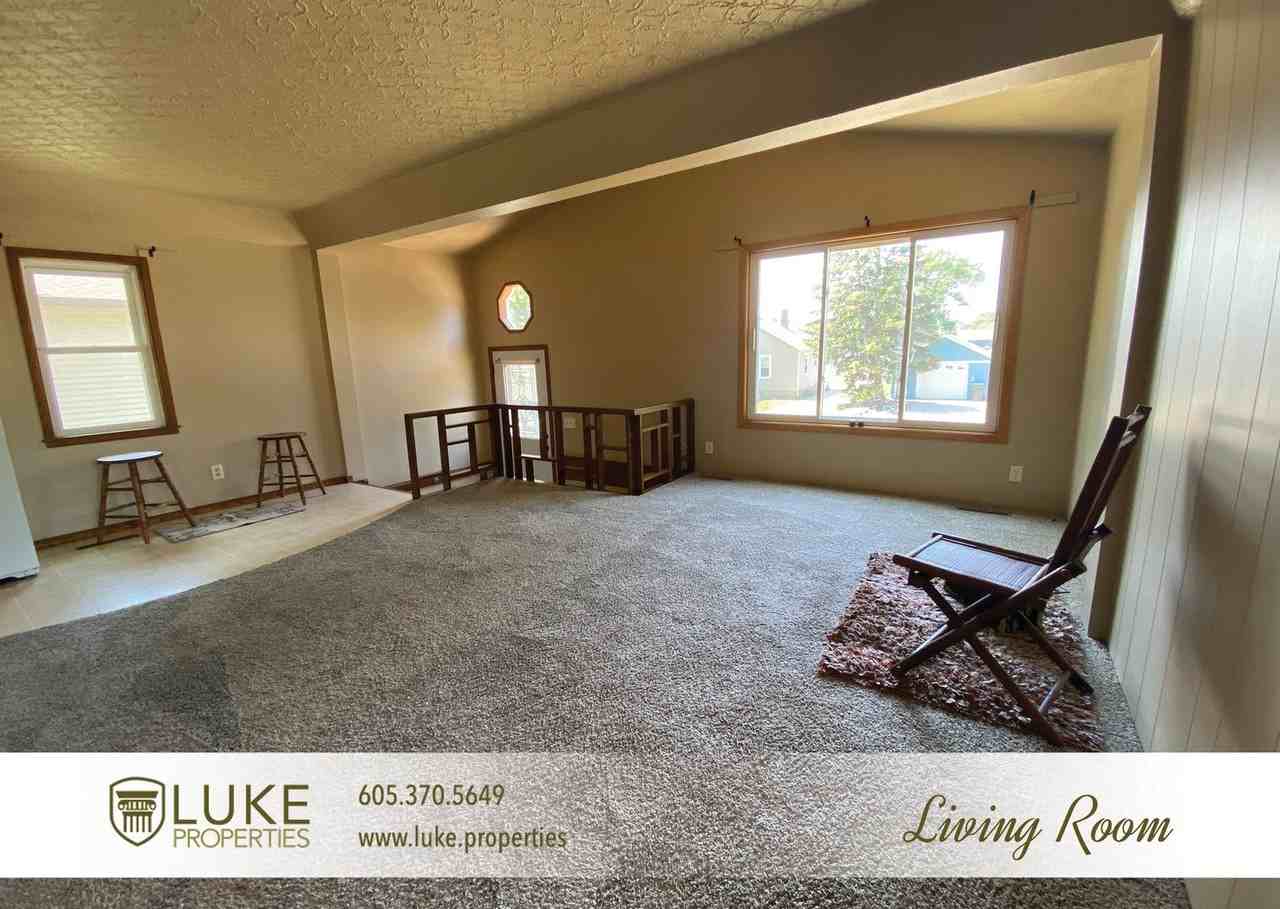 102 S Lake Ave - Photo 3 of 18