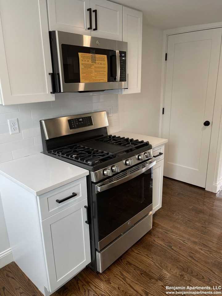 160 Perry St - Photo 2 of 12