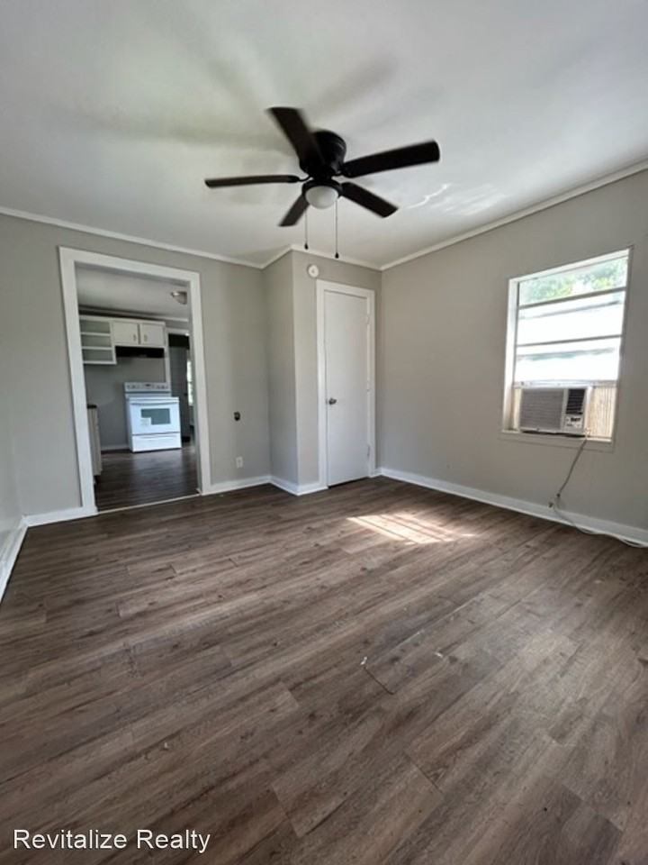 2062 Andrews St - Photo 2 of 9