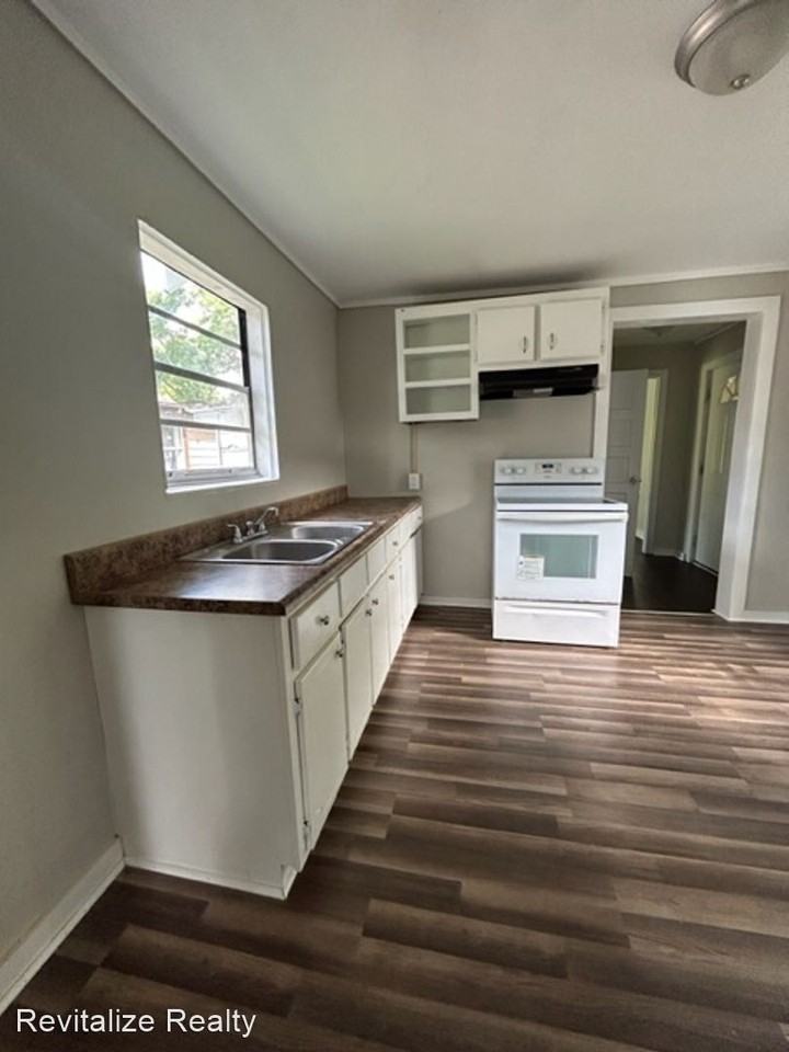 2062 Andrews St - Photo 3 of 9